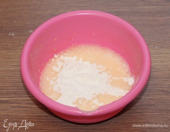 Просеиваем в миску муку (3 чайные ложки с горкой). Взбиваем тесто до однородности, без комочков.