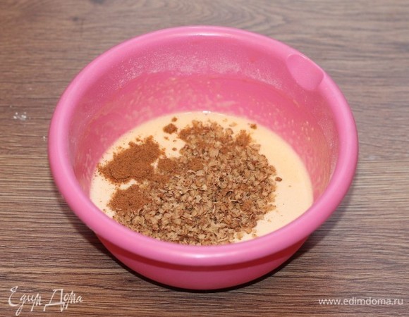 Добавляем гречневые хлопья и щепотку мускатного ореха, перемешиваем. Накрываем миску пленкой или полотенцем и убираем в сторону на 20 минут. За это время хлопья «набухнут».