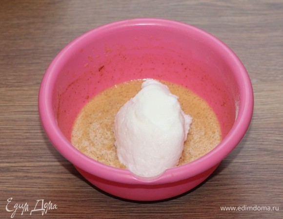 Небольшими порциями добавляем в тесто белки и аккуратно перемешиваем деревянной лопаточкой.