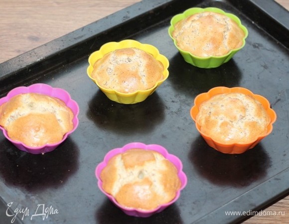 Отправляем формочки с тестом в духовку, разогретую до температуры 200 С. Выпекаем до румяной корочки, минут 10–15. За 2 минуты до готовности, посыпаем сахарным песком (по маленькой щепотке), чтобы омлет покрылся глазурью.