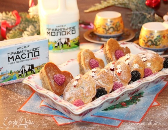 Даем омлету немного остыть и подаем в теплом виде. После выпечки омлет немного осядет. К омлету можно подать сметану, варенье или сладкие соусы.