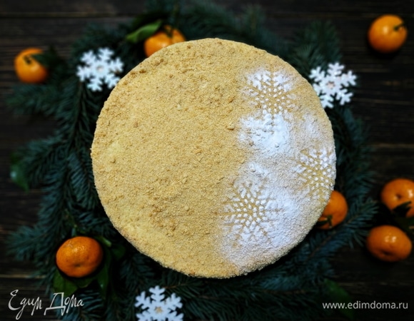 Украсьте торт и дайте ему пропитаться пару часов в холодильнике. С наступающим Новым годом и Рождеством всех.