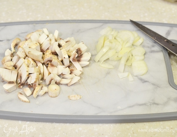 Грибы и лук нарежьте кубиком.