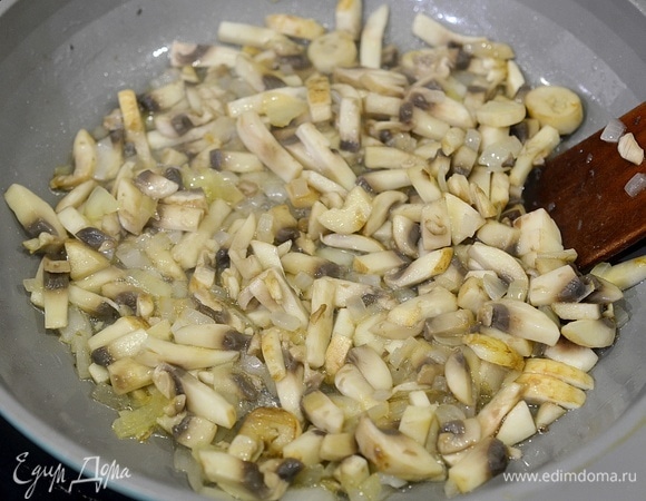 Обжарьте на сковороде до готовности с добавлением 1 ст. л. масла.