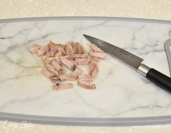 Язык отварите до готовности, почистите и нарежьте соломкой.