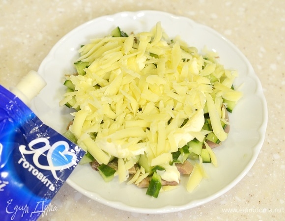 Следующий слой — натертый сыр.