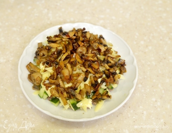 Следующим слоем — жаренные с луком грибы. Майонеза не надо.