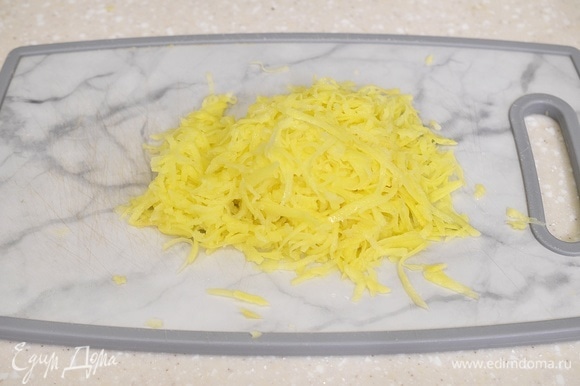 Картофель почистите и натрите на крупной терке. Идеально получится, если вы будете использовать терку для моркови по-корейски.
