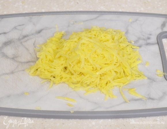 Картофель почистите и натрите на крупной терке. Идеально получится, если вы будете использовать терку для моркови по-корейски.