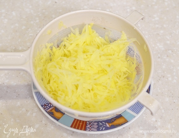 Хорошо промойте натертый картофель, пока вода не станет прозрачной. Обсушите по возможности.