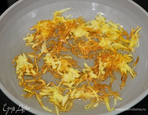 В сковороде разогрейте оставшееся масло и обжарьте картофель до хрустящего состояния.