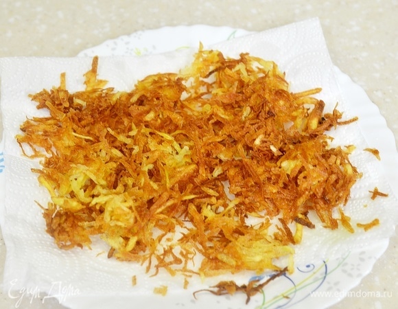 Выложите на бумажную салфетку, чтобы убрать лишнее масло.