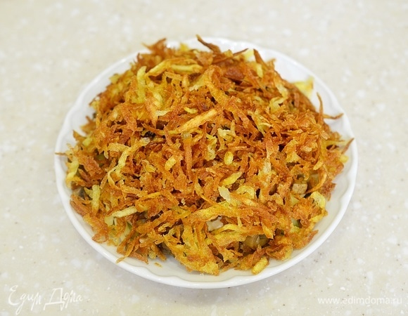 Разложите жареный картофель верхним слоем на салат и подавайте к столу.