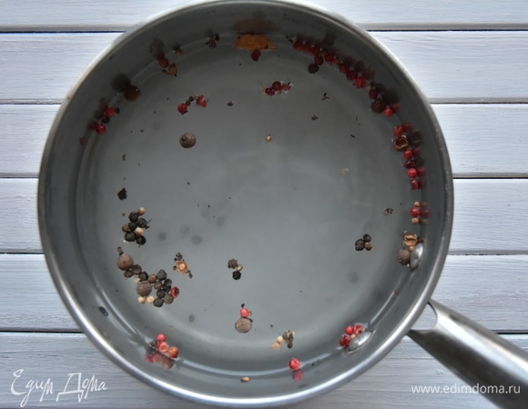 В воде растворить соль, всыпать выбранные специи и довести маринад до кипения. Полностью остудить.