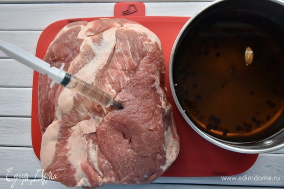 Часть маринада ввести внутрь мясного куска, используя медицинский шприц с иглой.
