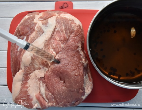 Часть маринада ввести внутрь мясного куска, используя медицинский шприц с иглой.