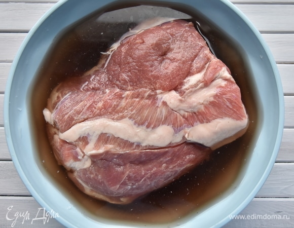 Оставшийся маринад перелить в емкость, уложить мясо и оставить его мариноваться на сутки-двое, периодически переворачивая.