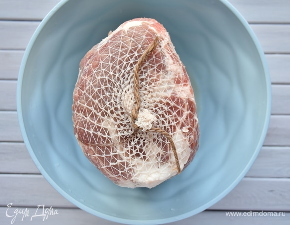 После того как мясо полностью промаринуется, уложить его в сетку для придания куску формы. Для этого можно использовать трубчатый бинт, купленный в аптеке. Закрепить сетку с обеих концов.