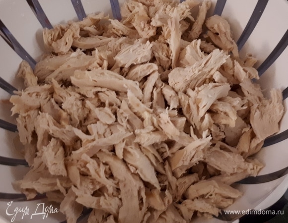 Сварите куриные грудки, затем нарежьте их на небольшие кусочки.