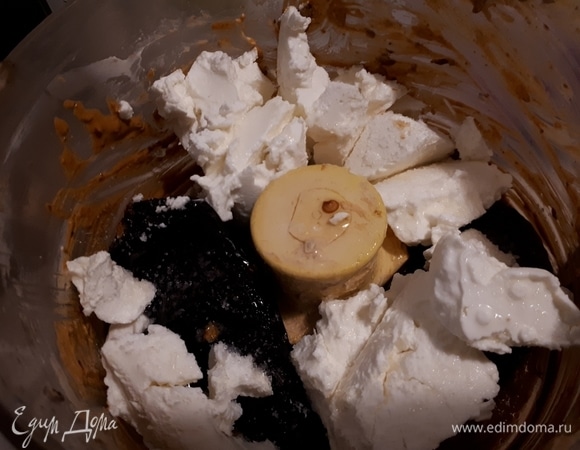 Смешайте в кухонном комбайне козий сыр, размягченные перцы чили, чеснок, немного лимонного сока и соль до однородной массы.