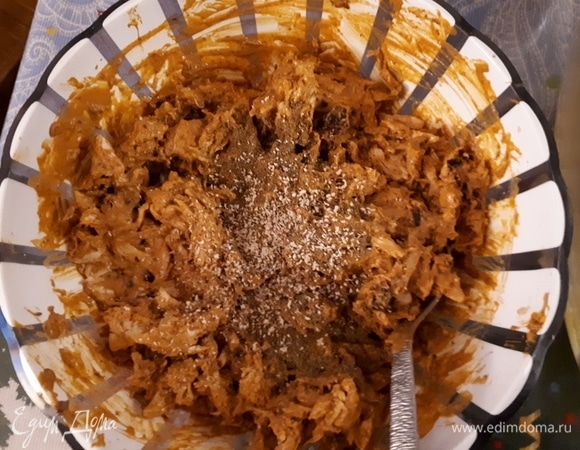 Смешайте полученный соус с курицей, добавьте зиру и мускатный орех.