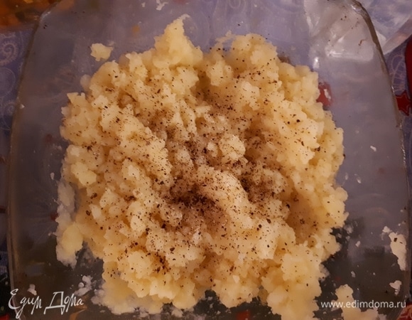 Сварите картофель, очистите от кожуры и разомните его вилкой. Смешайте сок одного лимона с оливковым маслом в соотношении примерно 1:1, заправьте специями (кориандром, черным перцем и кардамоном), посолите и вылейте в пюре. Добавьте пюре желтого перца чили. Перемешайте до однородного состояния.