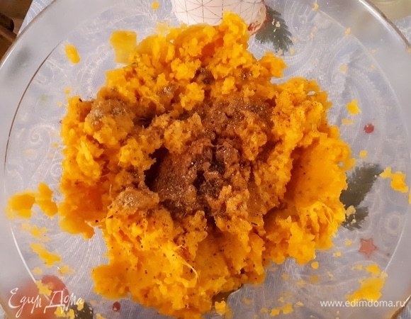 Сварите батат (отдельно от картофеля, так как батат, как правило, намного крупнее и варится дольше. Советую разрезать его на несколько частей), очистите от кожуры и разомните вилкой. Смешайте сок одного лимона с оливковым маслом в соотношении примерно 1:1, заправьте специями (корицей и бадьяном), посолите и вылейте в пюре. Перемешайте до однородного состояния.