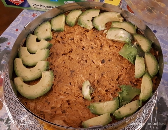 Сварите яйца и нарежьте авокадо ломтиками. Чтобы придать каусе нужную форму, положите пищевую пленку на тарелку, сверху — круг для запекания. Выложите слой пюре из батата, на него — слой из долек авокадо, затем — слой из курицы, еще один слой из авокадо и, наконец, слой из картофеля. Накройте сверху тарелкой и переверните — теперь слой из батата оказался наверху. Поставьте в холодильник на 15 минут. Затем можете снять пищевую пленку и круг для запекания.