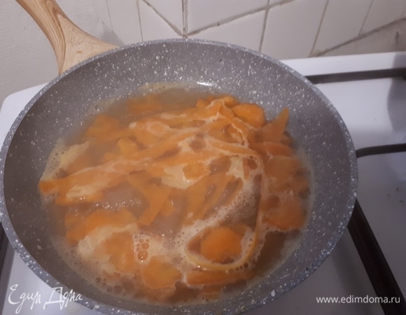 Для украшения, а также для вкуса, нарежьте морковь очень тонкими ломтиками, поджарьте немного на сливочном масле, затем влейте ликер и оставьте выпариваться.