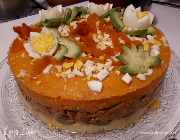 Нарежьте вареное яйцо и покрошите сверху на каусу. Два других яйца можно оставить на украшение — так же, как остатки авокадо и морковь.