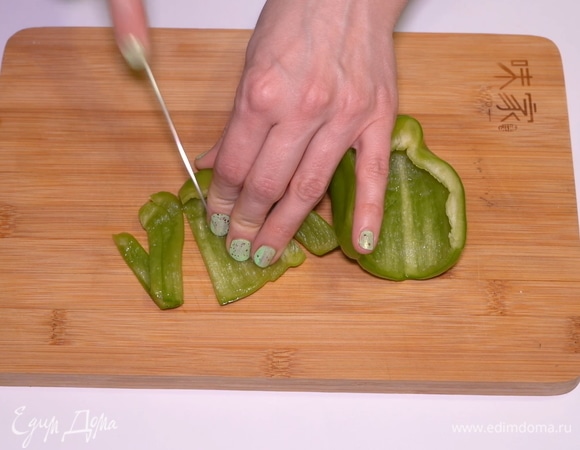 На мелкой терке натираем сыр, лучше использовать моцареллу или любой сыр, который хорошо тянется. И нарезаем перец небольшими кубиками.