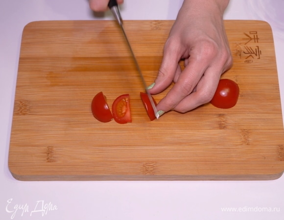 Помидорки черри нужно нарезать тоненькими дольками с помощью острого ножа.