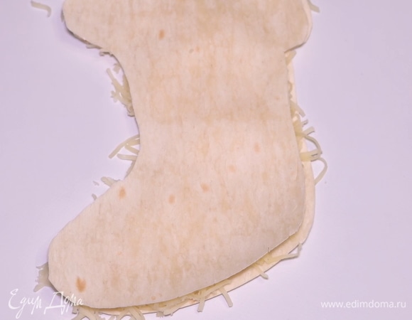 И накрываем вторым носочком из лаваша.