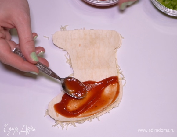 Намазываем любым соусом, в состав которого входят помидоры. Это может быть и соус гриль, и кетчуп, или соус барбекю, или просто томатное пюре — дело вкуса.