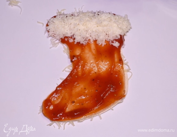 Верхнюю часть носочка, которая обычно светлая, посыпаем тертым сыром.