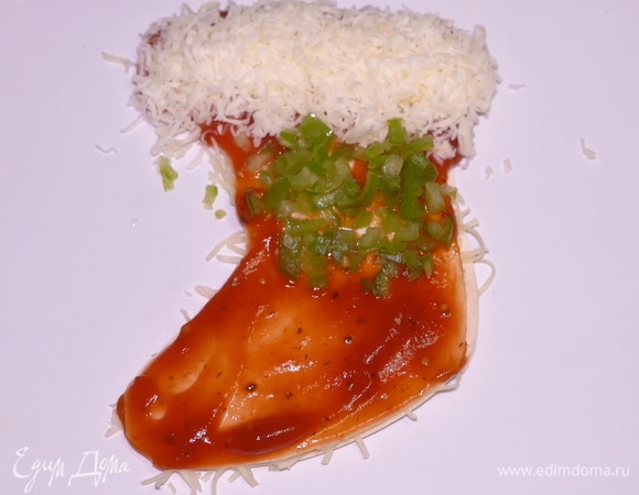 Посередине украшаем мелко нарезанным зеленым перцем.