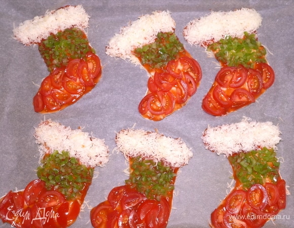 А на нижнюю часть кладем тоненькие дольки помидоров черри. Теперь закуску нужно слегка запечь, чтобы сыр расплавился и овощи слегка подрумянились. Можете отправить сапожки на сковороду или в духовку на 10 минут.