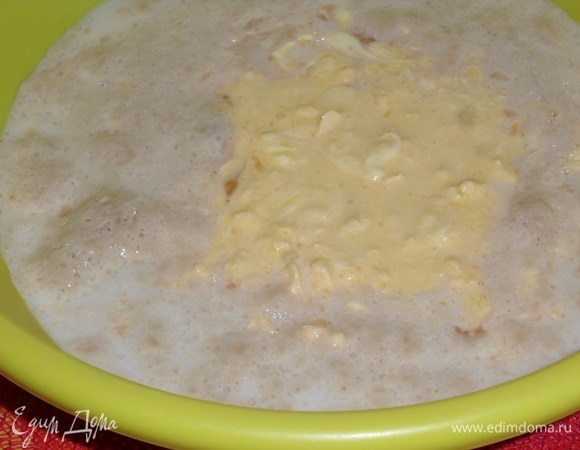 Растапливаем и остужаем сливочное масло. Яйца взбиваем с солью. Добавляем масло и взбитые яйца в чашку к молочно-дрожжевой смеси. Перемешиваем.