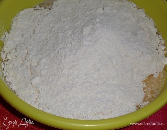 В чашку к молочной смеси просеиваем муку.