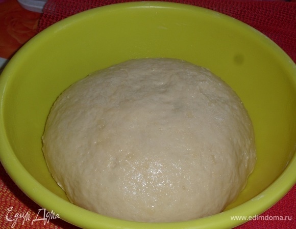 Замешиваем тесто. Смазываем растительным маслом (1 ч. л.) Накрываем чашку и оставляем на 1 час в теплом месте.