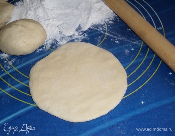 Тесто делим на равные части. У меня получилось 8 шт. Раскатываем каждый кусочек теста в виде лепешки.