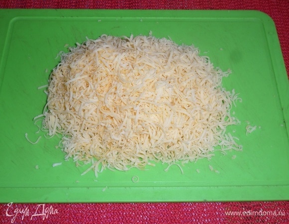 Сыр натираем на мелкой терке.