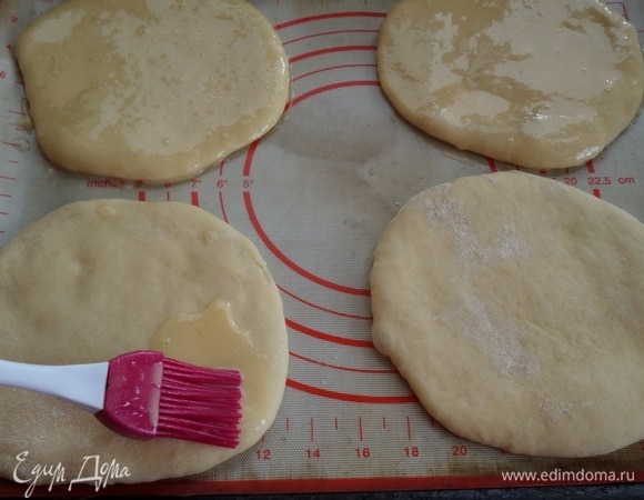 Лепешки смазываем смесью из желтков, воды и растительного масла.