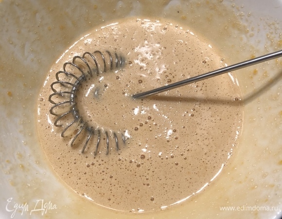 Яйцо растереть с сахаром до густой пены.