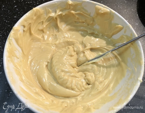 Добавить размягченное сливочное масло АО АИСФеР и хорошо перемешать.