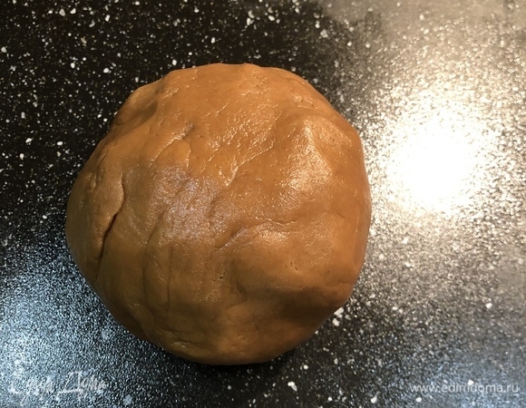 Постепенно ввести муку и вымешать плотное мягкое тесто.