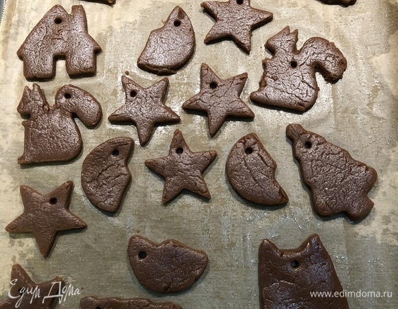 Раскатать тесто толщиной 0,5–0,7 см и с помощью различных формочек сделать печенье. Выпекать при температуре 180°C примерно 15 минут.