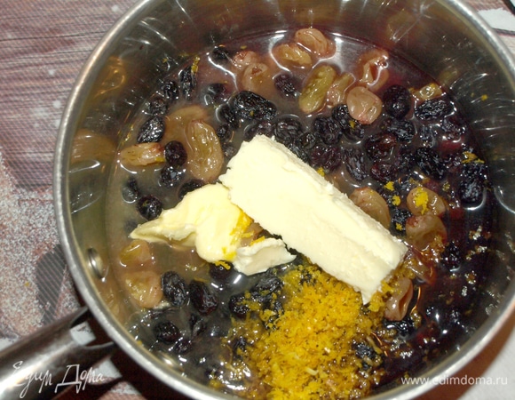 Перекладываем подготовленный изюм с вином в сотейник. Добавляем 40 г сливочного масла, цедру и сок одного апельсина. Доводим до кипения. Проварить 1 минуту. Добавить шоколад и снять с огня. Хорошо перемешать, чтоб шоколад полностью растворился.