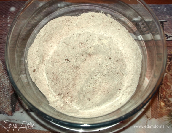 Все продукты должны быть комнатной температуры. Муку просеять. Добавить разрыхлитель, соль, ванильный сахар, имбирь, кардамон, корицу, какао-порошок и анис. Анис добавлять по желанию. Перемешать.