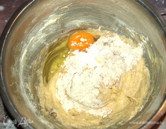 140 г сливочного масла взбить с сахаром или сахарной пудрой в пышный крем. Постепенно добавляем по одному куриному яйцу и столовой ложке муки, чтоб не было расслоения массы. Все хорошо взбить.
